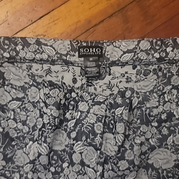 Soho Apparel Size 20 Floral Gray White Stretch Ankle Pants Zip Feature - Picture 4 of 4